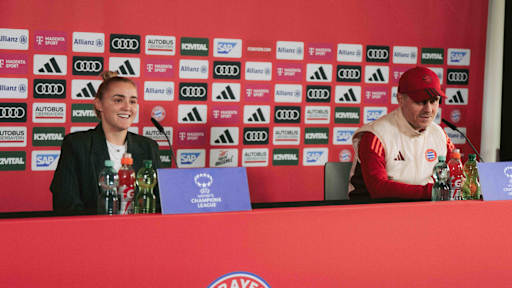 Georgia Stanway und Alex Straus sitzen nebeneinander auf dem Podium während der Pressekonferenz