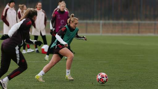 Georgia Stanway dribbelt mit dem Ball am Fuß im Training der FC Bayern Frauen vor dem Spiel beim FC Arsenal.