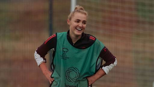 Georgia Stanway lachend im Training der FC Bayern Frauen.
