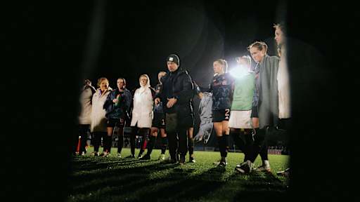 Alexander Straus während einer Mannschaftsansprache nach dem Spiel gegen FC Arsenal. Die Spielerinnen bilden einen Kreis um ihn.