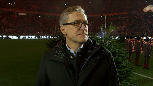 Jan-Christian Dreesen auf dem Rasen der Allianz Arena nach dem Spiel des FC Bayern gegen RB Leipzig