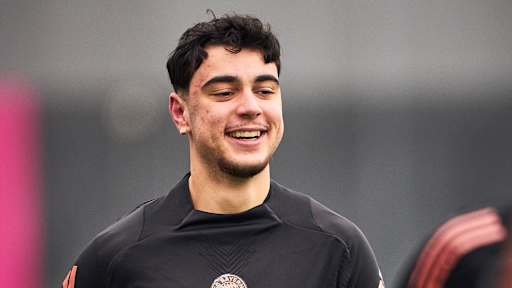 Aleksandar Pavlovic lacht im Training des FC Bayern