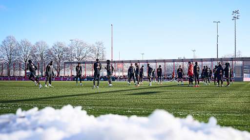Spieler des FC Bayern stehen auf dem Trainingsplatz