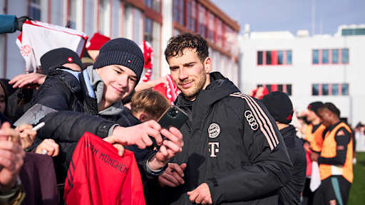 Leon Goretzka macht ein Selfie mit einem Fan