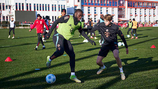 Dayot Upamecano in einem Zweikampf im Training des FC Bayern