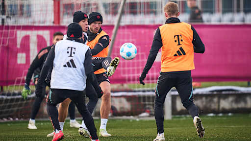 Jamal Musiala und Eric Dier im Zweikampf um den Ball im Training des Fc Bayern