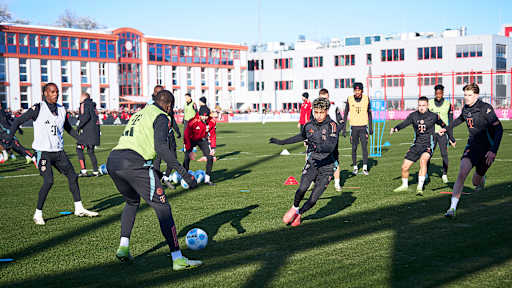 Spieler des FC Bayern spielen sich den Ball zu