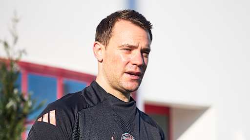Manuel Neuer kommt aus der Kabine des FC Bayern an der Säbener Straße.