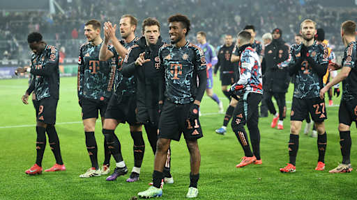 FC Bayern-Spieler jubeln gemeinsam nach einem Sieg gegen Mönchengladbach