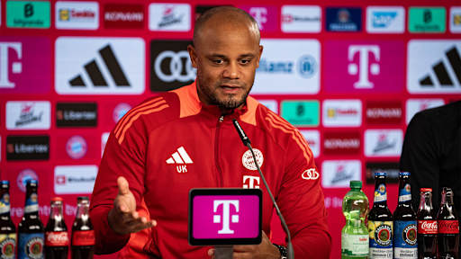 Vincent Kompany antwortet und gestikuliert im Pressetalk des FC Bayern vor dem Bundesliga-Spiel gegen Hoffenheim.