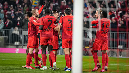 Die Spieler des FC Bayern bejubeln ein Tor gegen den VfL Wolfsburg