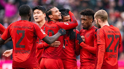 Die Spieler des FC Bayern bejubeln ein Tor von Michael Olise gegen den VfL Wolfsburg