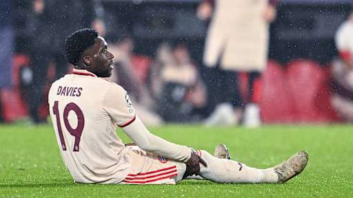 Alphonso Davies sitzt nach seiner Verletzung enttäuscht auf dem Rasen von Rotterdam.