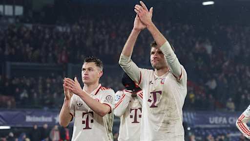 Joshua Kimmich, links, mit Thomas Müller nach der Partie in Rotterdam