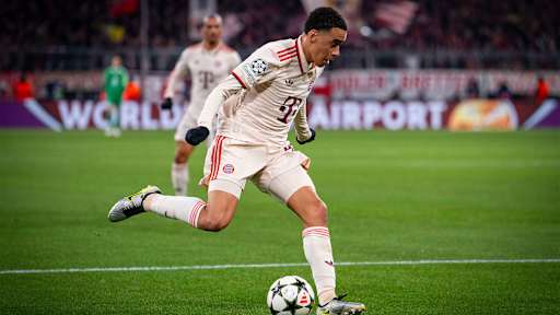 Jamal Musiala mit dem Ball am Fuß in der Allianz Arena