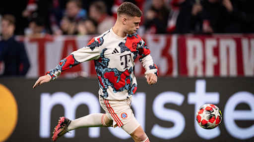 Joshua Kimmich wärmt sich vor einem Champions League-Spiel in der Allianz Arena auf.