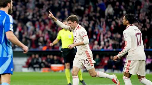 Thomas Müller jubelt mit erhobenem Zeigefinger nach seinem Tor gegen Bratislava in der Champions League.