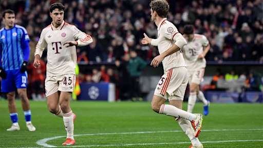 Pavlovic und Müller schlagen nach dem Führungstor gegen Bratislava ein.