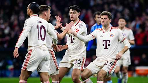 Pavlovic, Müller und Kimmich jubeln nach dem Führungstor des FC Bayern gegen Bratislava.