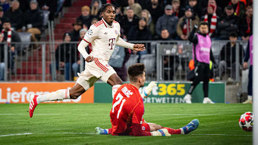 Mathys Tel (FC Bayern) beim Torschuss im Champions League-Spiel gegen Slovan Bratislava