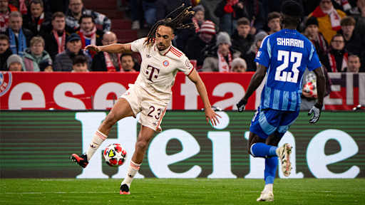 Sacha Boey am Ball im Champions League-Spiel des FC Bayern gegen Slovan Bratislava