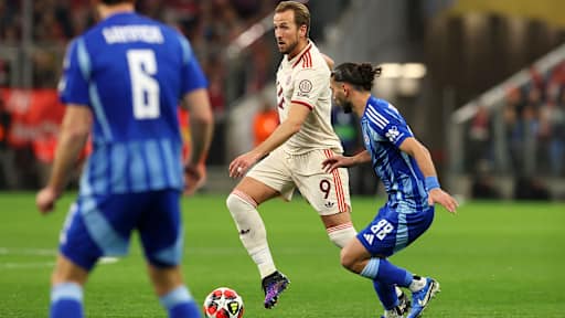 Harry Kane im Zweikampf mit seinem Gegenspieler von Slovan Bratislava.