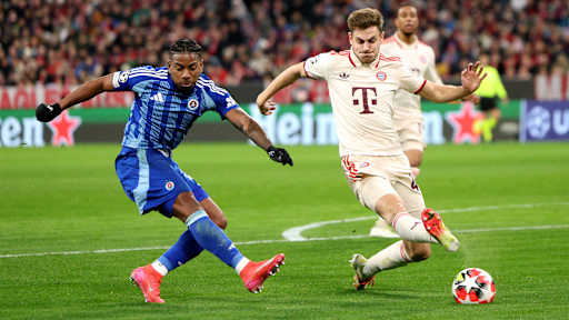 Josip Stanisic (FC Bayern) beim Versuch im Champions League-Spiel gegen Slovan Bratislava einen Ball zu blocken.