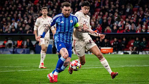 Aleks Pavlovic im Zweikampf im Champions League-Spiel gegen Slovan Bratislava