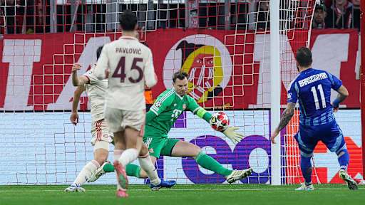 Torhüter Manuel Neuer pariert einen Schuss im Champions League-Spiel gegen Slovan Bratislava