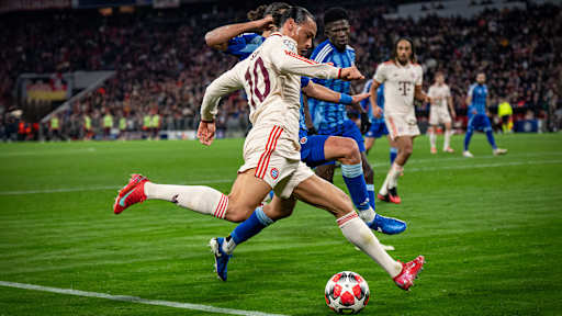 Leroy Sane im Zweikampf im Champions League-Spiel des FC Bayern gegen Slovan Bratislava