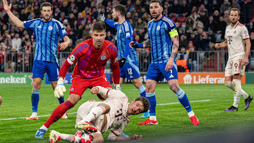 Thomas Müller liegt am Boden und verteidigt den Ball gegen den Torwart von Bratislava