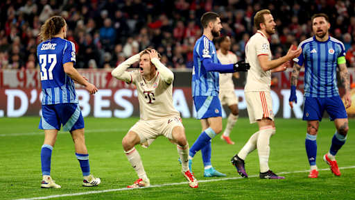 Thomas Müller greift sich im Spiel gegen Bratislava ungläubig an den Kopf.