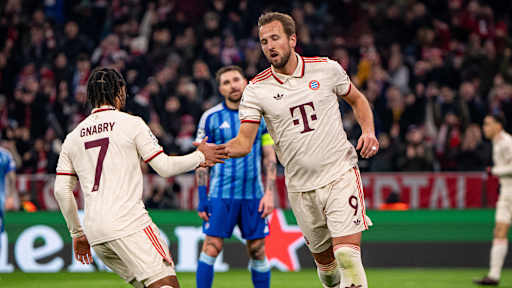 Harry Kane schlägt mit Serge Gnabry ab nach einem Tor gegen Bratislava