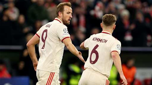 Harry Kane und Joshua Kimmich schlagen nach dem 2:0 gegen Bratislava ein.