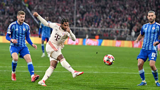 Serge Gnabry beim Torschuss gegen Slovan Bratislava