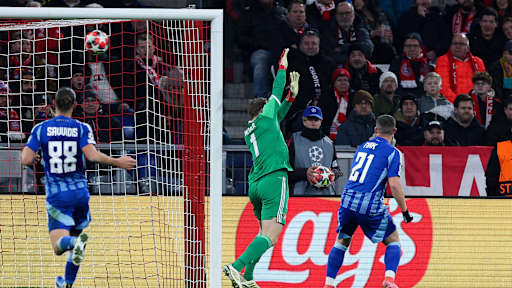 Der Ball schlägt hinter Manuel Neuer im Netz ein zum 3:1-Endstand zwischen dem FC Bayern und Bratislava.