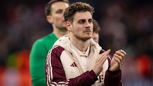 Josip Stanisic applaudiert in Richtung der Fans nach dem Champions League-Spiel FC Bayern gegen Slovan Bratislava