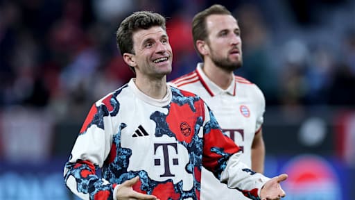 Thomas lächelt nach Abpfiff des Champions League-Spiels FC Bayern gegen Slovan Bratislava Richtung der Fans