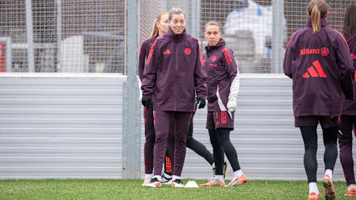 Linda Sembrant von den FC Bayern Frauen Training beim Warm-Up.