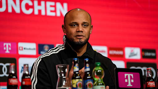 Vincent Kompany auf der Pressekonferenz nach dem Bundesliga-Spiel des FC Bayern gegen Kiel