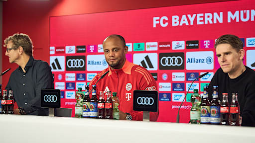 Pressesprecher Dieter Nickles, Chefcoach Vincent Kompany und Sportdirektor Christoph Freund im Pressetalk des FC Bayern vor dem Spiel gegen Bremen.