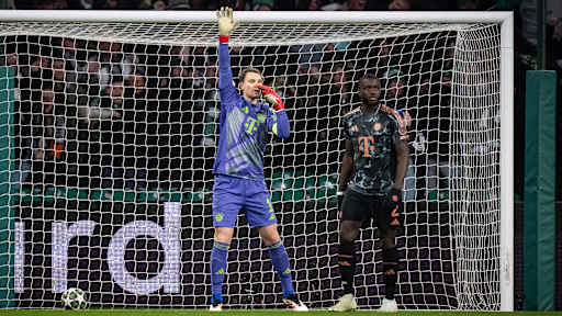 Manuel NEuer reklamiert nach einem Abseitstor von Celtic Glasgow.