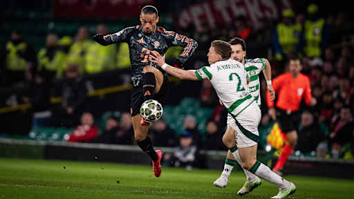 Leroy Sané im Zweikampf mit Gegenspielern von Celtic Glasgow