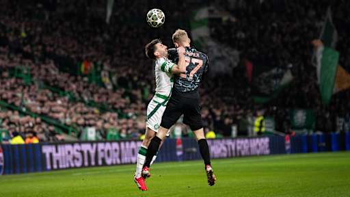 Konrad Laimer im Kopfballduell im Champions League-Spiel des FC Bayern bei Celtic Glasgow
