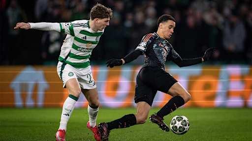 Jamal Musiala enteilt seinem Gegenspieler im Startaufstellung des Champions League-Spiel des FC Bayern bei Celtic Glasgow