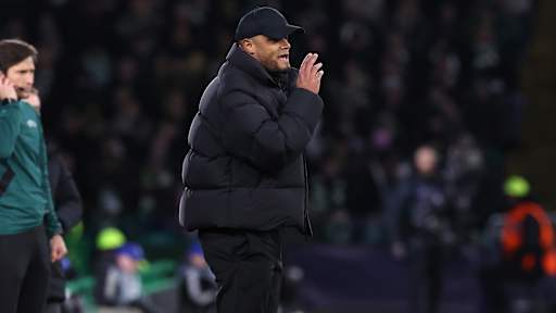 Vincent Kompany ruft an der Seitenlinie im Champions League-Spiel des FC Bayern bei Celtic Glasgow