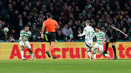 Michael Olise schießt zum 1:0 aufs Tor im Champions League-Spiel des FC Bayern bei Celtic Glasgow