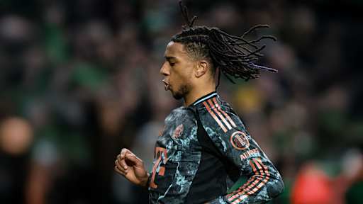 Michael Olise jubelt nach seinem Tor zum 1:0 im Champions League-Spiel des FC Bayern bei Celtic Glasgow
