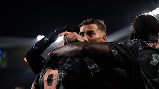 Leon Goretzka umarmt Harry Kane nach dessen 2:0 im Champions League-Spiel des FC Bayern bei Celtic Glasgow