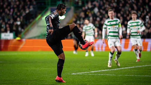 Serge Gnabry am Ball im Champions League-Spiel des FC Bayern bei Celtic Glasgow